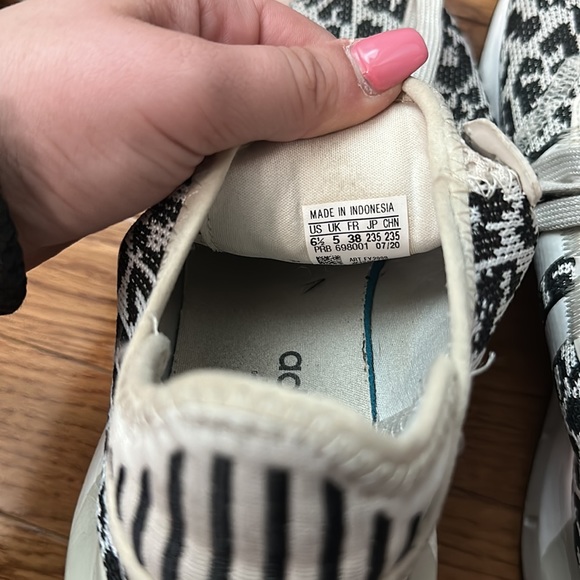 Super cute adidas shoes.6.5 - Picture 5 of 9